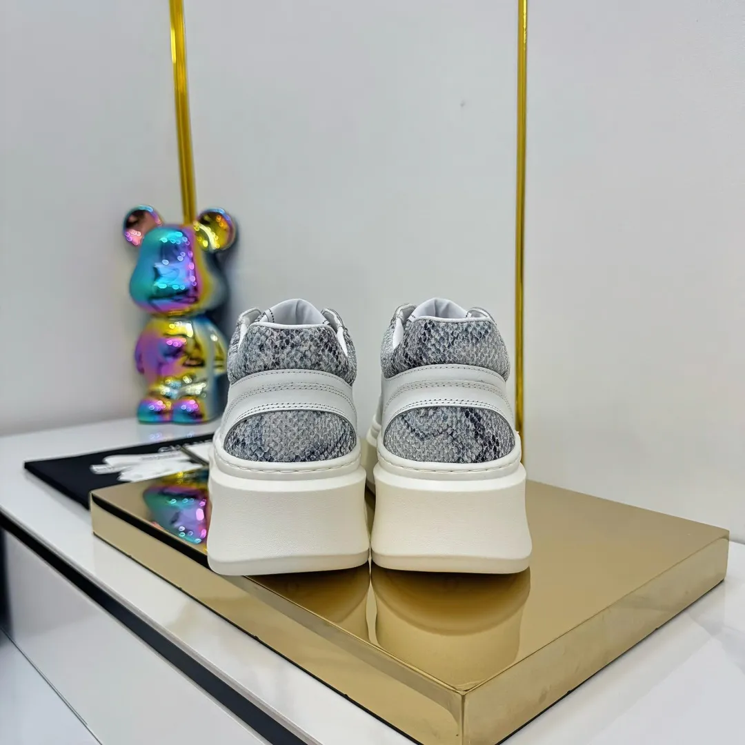 👟👟Ex-factory price 680👟👟 Upgraded version, upgraded version, upgraded version! No rebuttal accepted! ! ! ! Chanel Chanel panda shoes! 2025 counter's top casual sports shoes. This classic design; the upper is electro-embroidered with a variety of techniques; the outsole is fashionable and sporty; the unusual inclusion of a variety of color matching elements... The diversified mix and match is very good-looking and versatile, and can be used for leisure, fashion, sports, and outdoor... ꫛꫀꪝ Go➫ Materials: ❶Upper made of: original imported first-layer silk cowhide + original waterproof cloth + original first-layer cowhide ❷Inner lining: Original Yangli+Net ❸Outsole based on: Original TPU combination outsole Counter boutique packaging complete set for women 35–41 👉 👉 👉 👉 👉 👉 👉